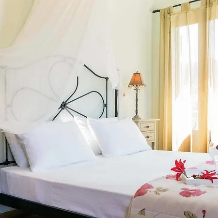 Agia Marina Sleeps 4 With Pool Air Con And Wifi